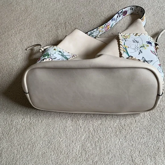 NEW WITH TAG Cream Bucket Bag with floral accents FROM Cracker Barrel - Picture 6 of 11